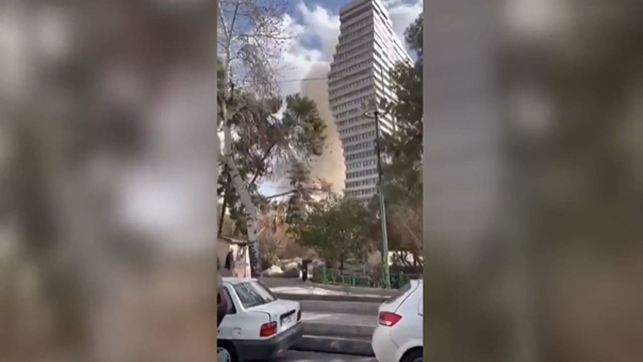 إسرائيل تهاجم إيران في ضربة "استباقية".. ووزير دفاعها يعلن حالة الطوارئ