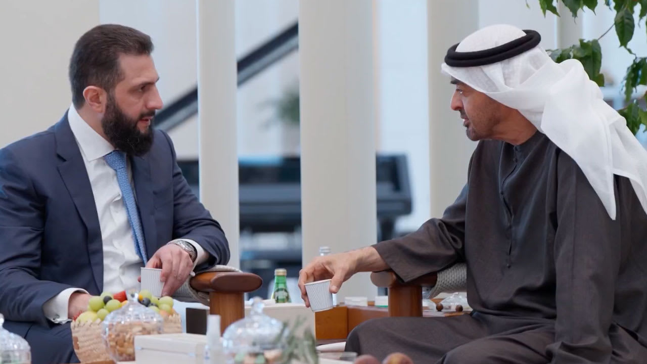 سوريا.. فيديو مراسم استقبال محمد بن زايد للرئيس أحمد الشرع