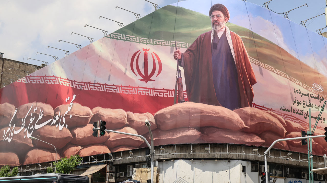 إيران.. مجتبى خامنئي يحذر من تحقق "مخطط مشؤوم" إذا تهاون الإيرانيون