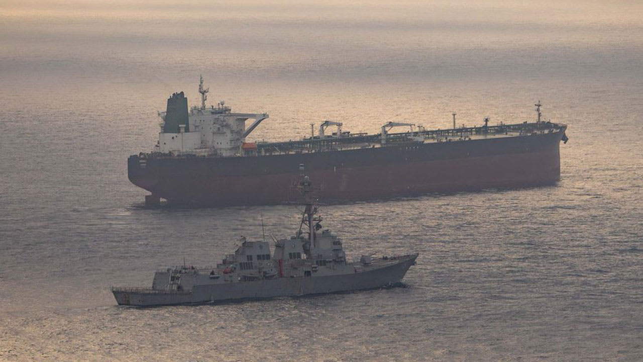 إيران.. صورة ما فعلته مدمرة أمريكية مع سفينة إيرانية قرب مضيق هرمز