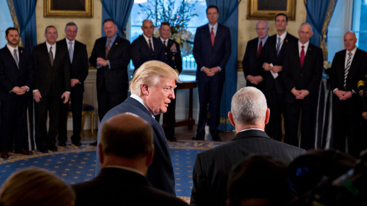 الرقم "8647" ومزاعم حول معناه يؤدي لاتهام رئيس FBI السابق بتهديد ترامب