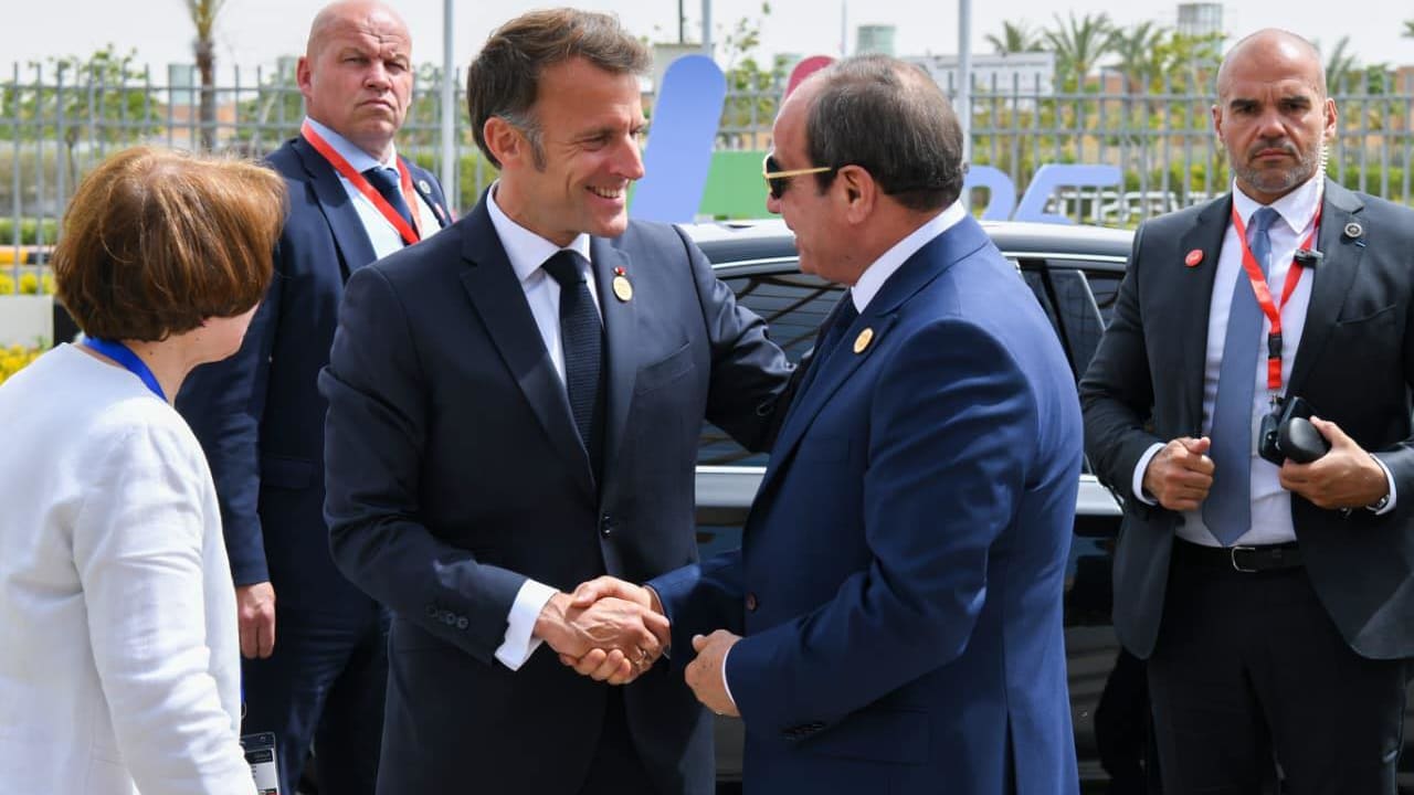 السيسي لماكرون: مصر ترفض أي مساس بسيادة الدول العربية