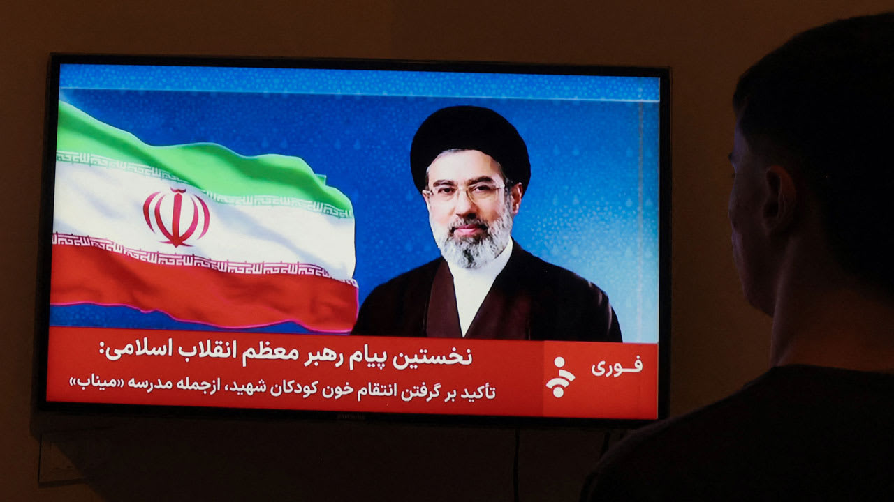 لافتات في العاصمة الإيرانية طهران