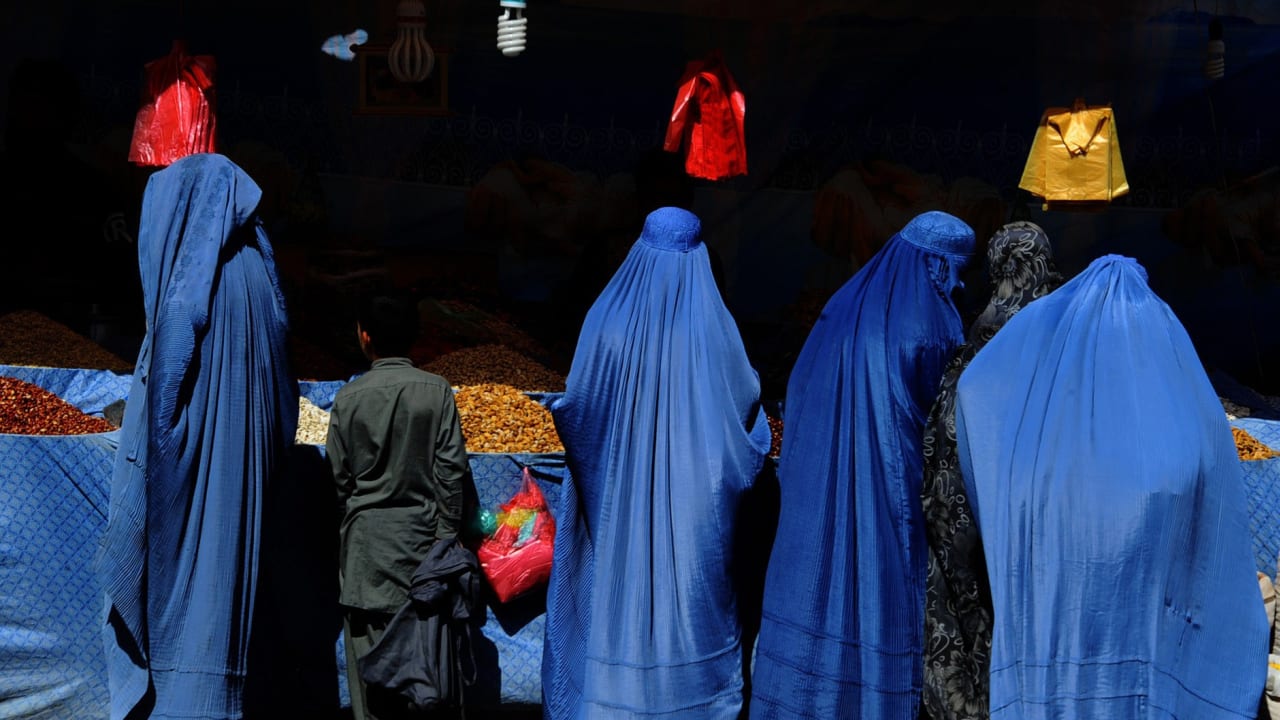 أفغانيات يشترين الفواكه استعدادا لعيد الأضحى في أحد أسواق كابول
