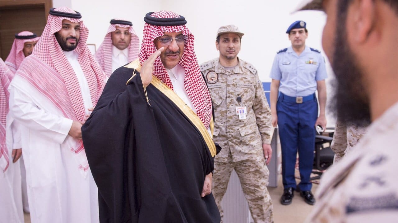شاهد بالصور: محمد بن نايف ومحمد بن سلمان بمقر قيادة العمليات العسكرية السعودية ضد الحوثيين