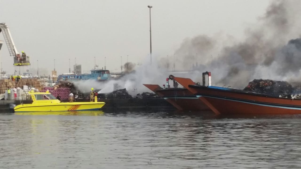 بالصور .. حريق مركبين في ميناء الخور وفرق إطفاء دبي تكافح لمنع انتشاره