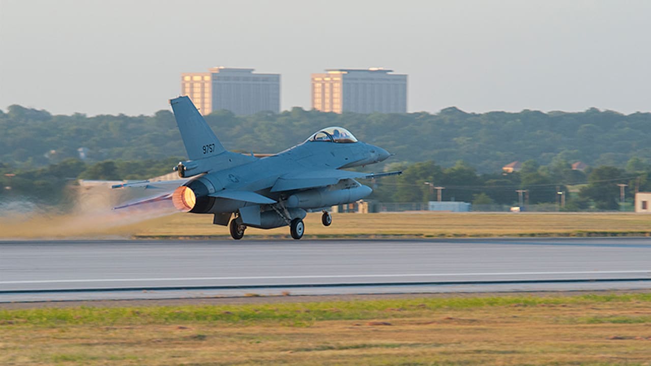 الطائرة الأولى من طراز F-16 بلوك تقلع من قاعدة فورت ورث- بولاية تكساس لتنضم إلى أسطول طائرات سلاح الجو المصري
