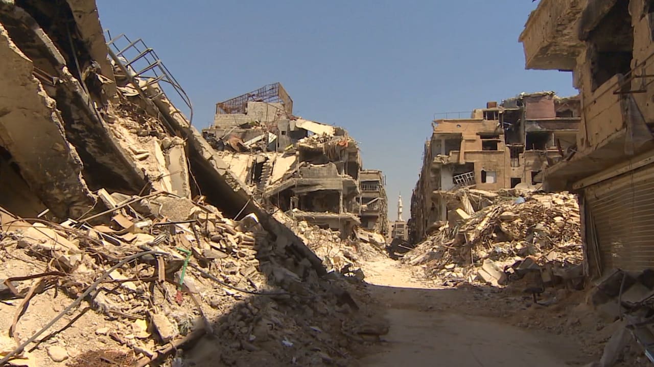 شاهد.. جولة لـ CNN وسط أنقاض مخيم اليرموك