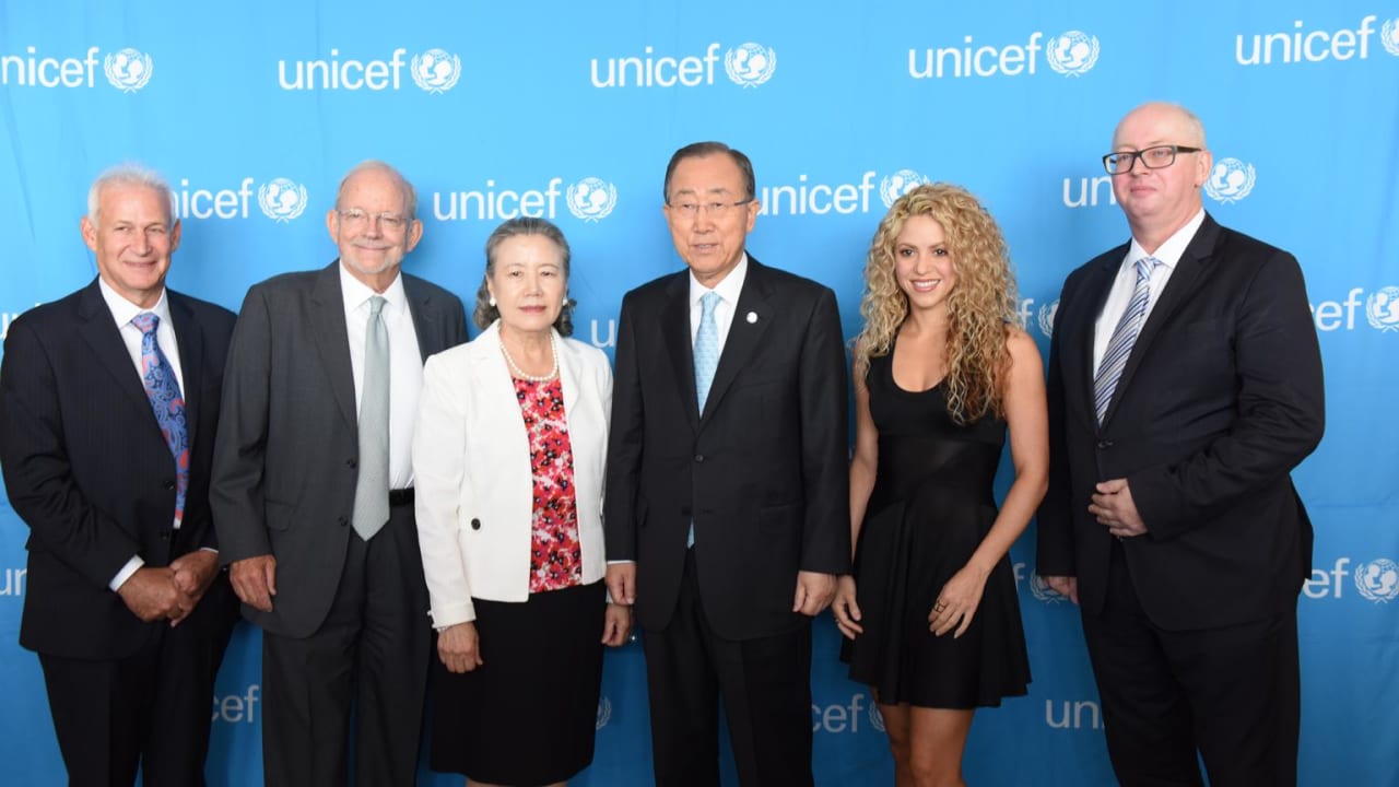 شاكيرا والأمين العام للأمم المتحدة بان كي مون ومجموعة من مسؤولي المنظمة الدولية