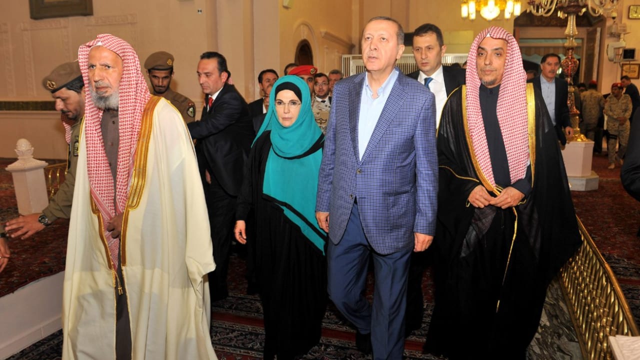 بالصور: رجب طيب أردوغان مع زوجته أمينة في المسجد النبوي بعد العمرة بمكة