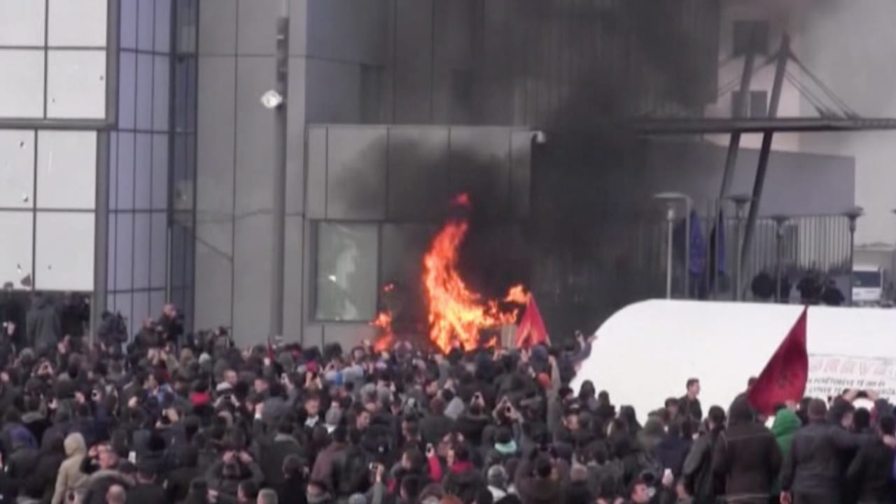 بالفيديو: احتجاجات في كوسوفو والشرطة تحاول السيطرة على الحشود
