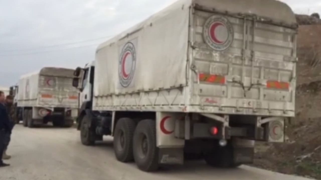 بالفيديو: بدء دخول شاحنات المساعدات الإنسانية  إلى مضايا السورية