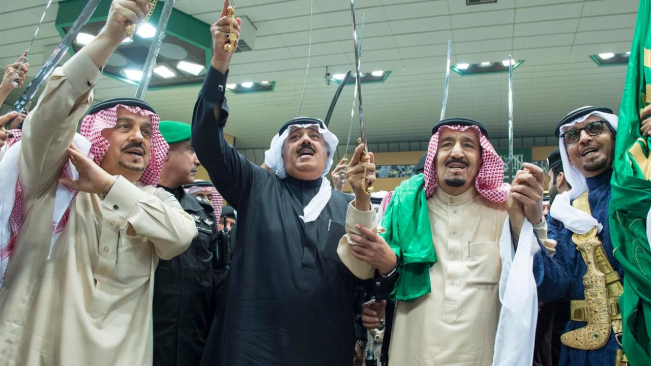 بالصور: الملك سلمان يؤدي "العرضة" بالسيف ويقبّل علم السعودية.. ونجله الأمير محمد يزور جرحى الجيش بجازان