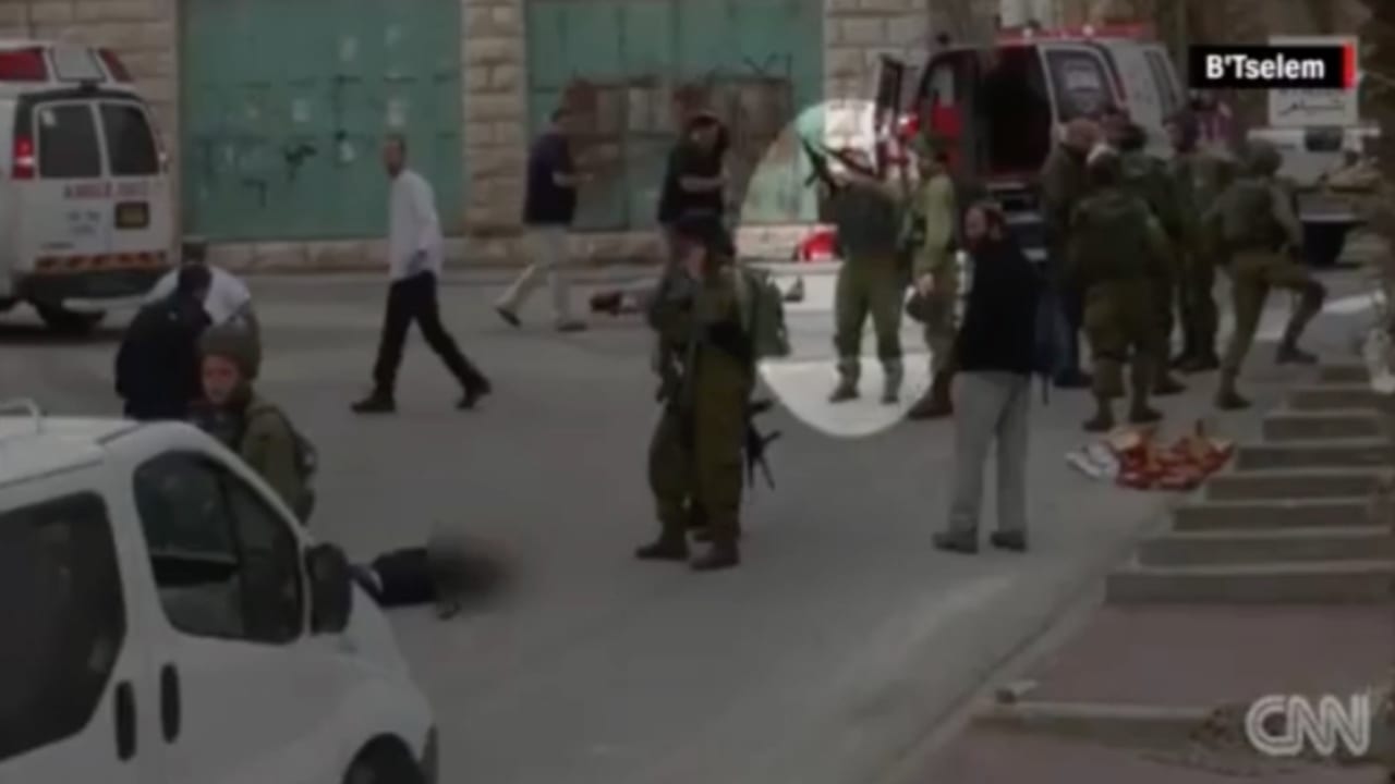 فيديو يظهر جندي إسرائيلي يطلق النار على رأس فلسطيني مشتبه به في عملية طعن