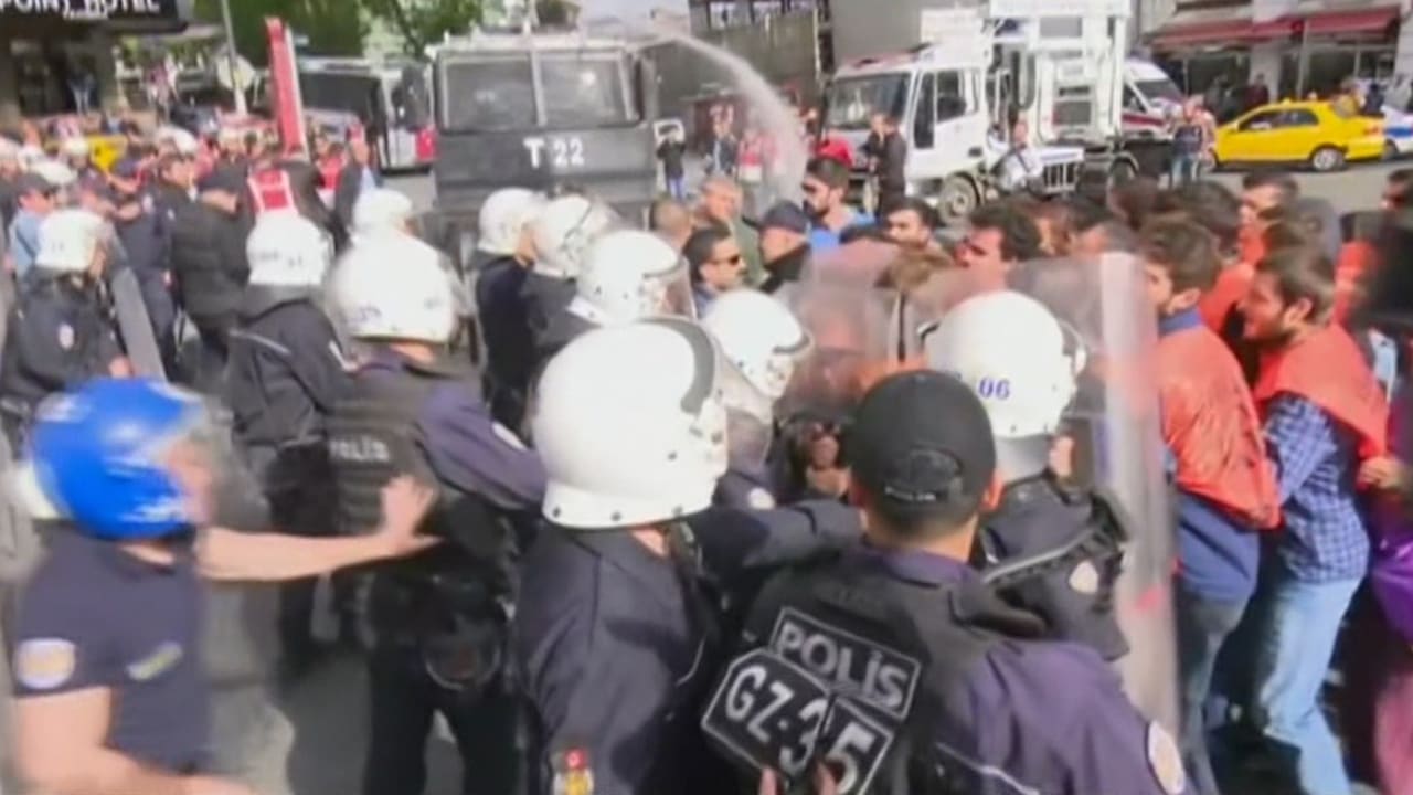 بالفيديو: اشتباكات بين الأمن والمتظاهرين خلال عيد العمال في فرنسا وألمانيا وتركيا