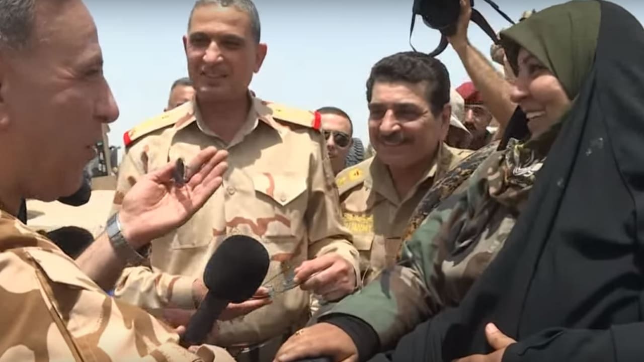 بالفيديو: وزير الدفاع يكرم امرأة مقاتلة من صلاح الدين