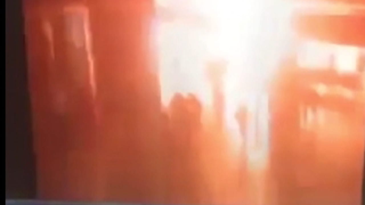 بالفيديو: لحظة تفجير أحد الانتحاريين نفسه في مطار أتاتورك