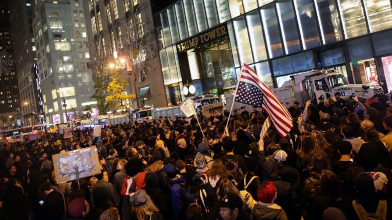 شاهد.. احتجاجات حاشدة تملأ شوارع أمريكا اعتراضا على انتخاب ترامب: "ليس رئيسي!"