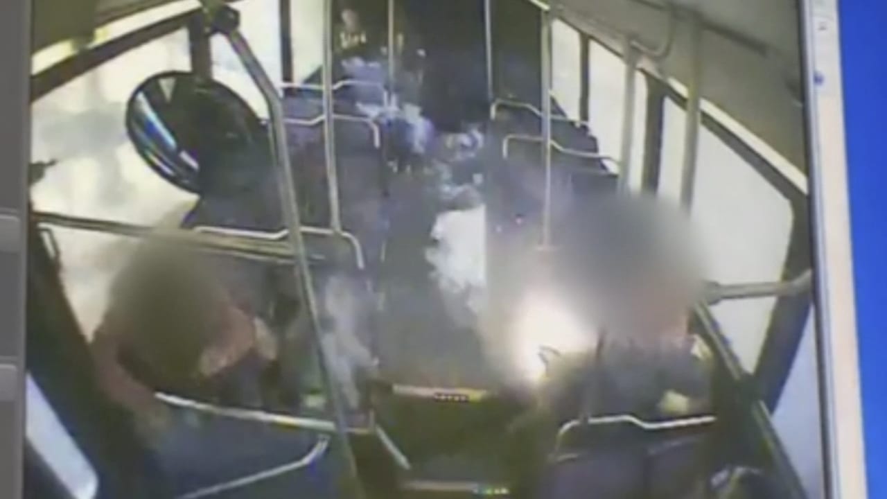 فيديو مرعب.. رجل يدخن سيجارة الكترونية على متن حافلة.. وفجأة!