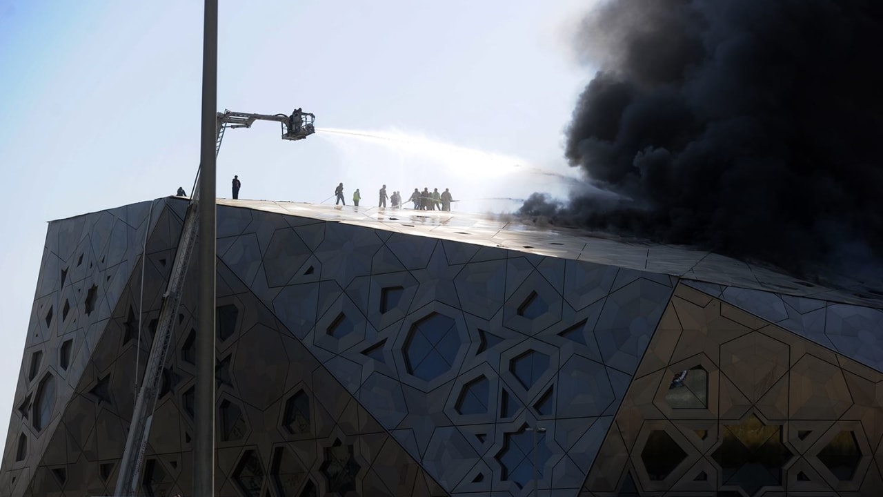 اندلاع حريق هائل في دار الأوبرا الكويتية