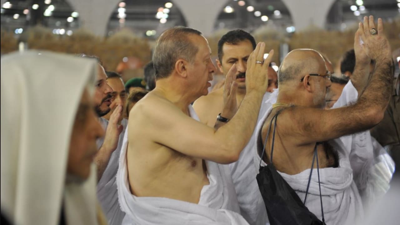 شاهد.. أردوغان يؤدي مناسك العمرة