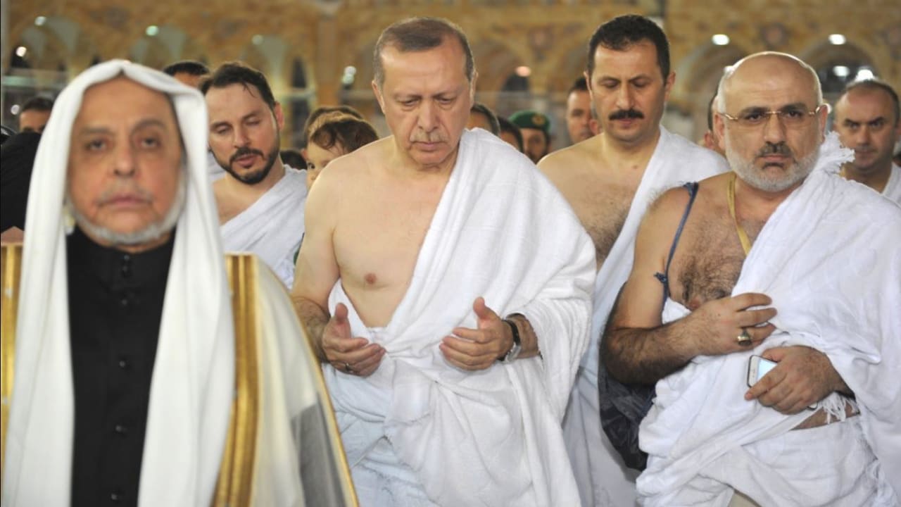 شاهد.. أردوغان يؤدي مناسك العمرة