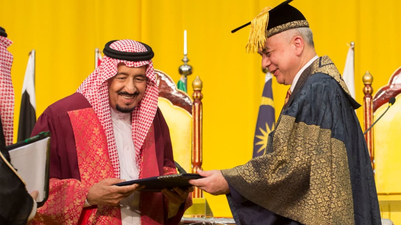 بالصور: دكتوراة فخرية للعاهل السعودي بماليزيا ودعوات لمواجهة تحدي العلم 