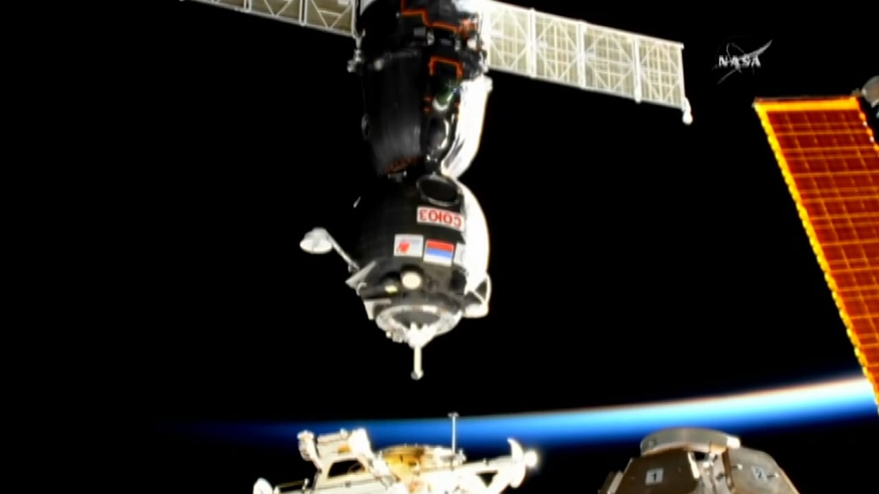 شاهد.. لحظة التحام كبسولة روسية مع محطة الفضاء الدولية