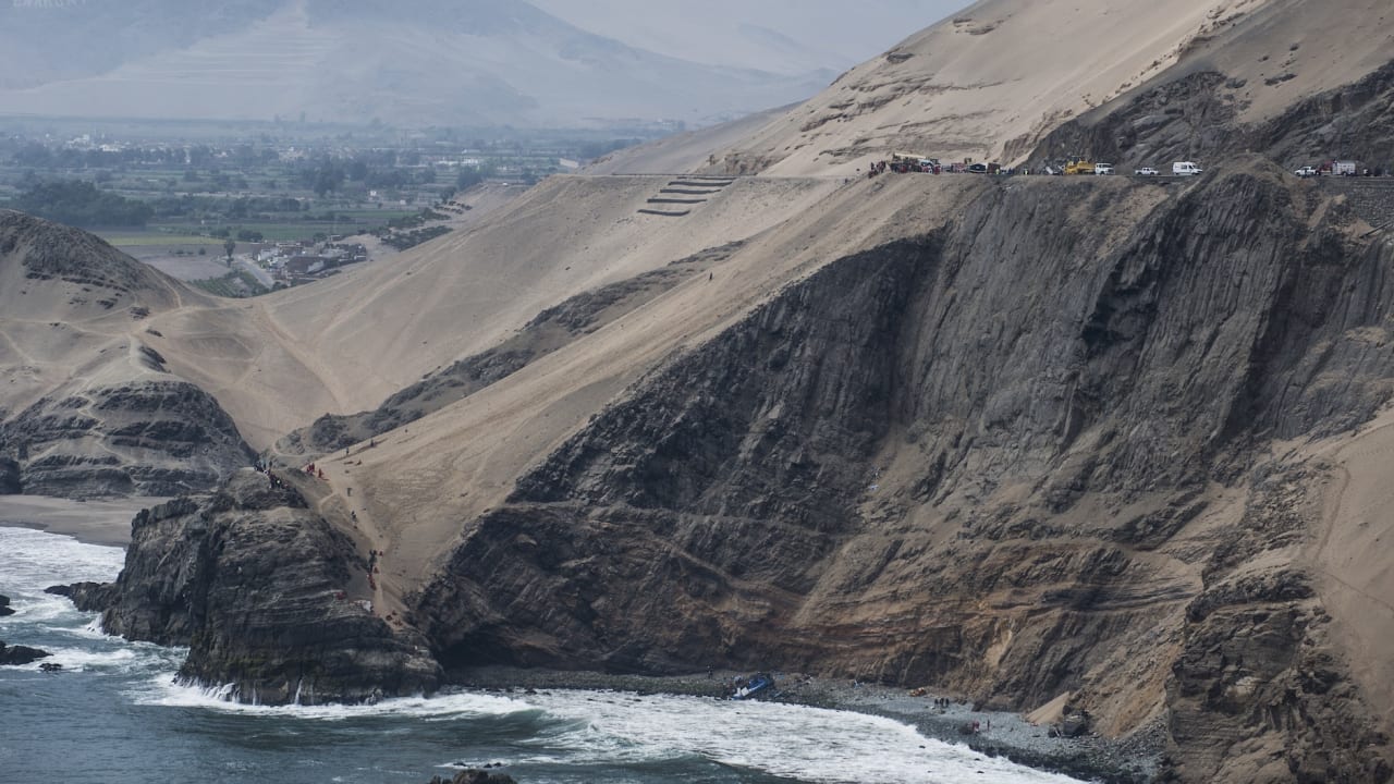 “منعطف الشيطان“.. سقوط حافلة فوق منحدر صخري ومقتل 50 راكباً في البيرو