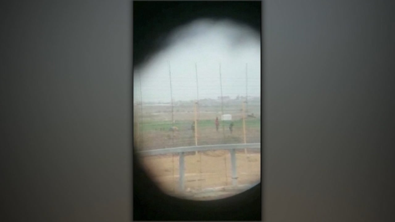 قناصة إسرائيليون يستهدفون فلسطينيين عزّل.. وليبرمان يشيد