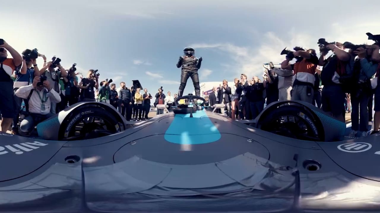 بتقنية 360 درجة.. جولة من خلف مقود سيارة فورمولا 1