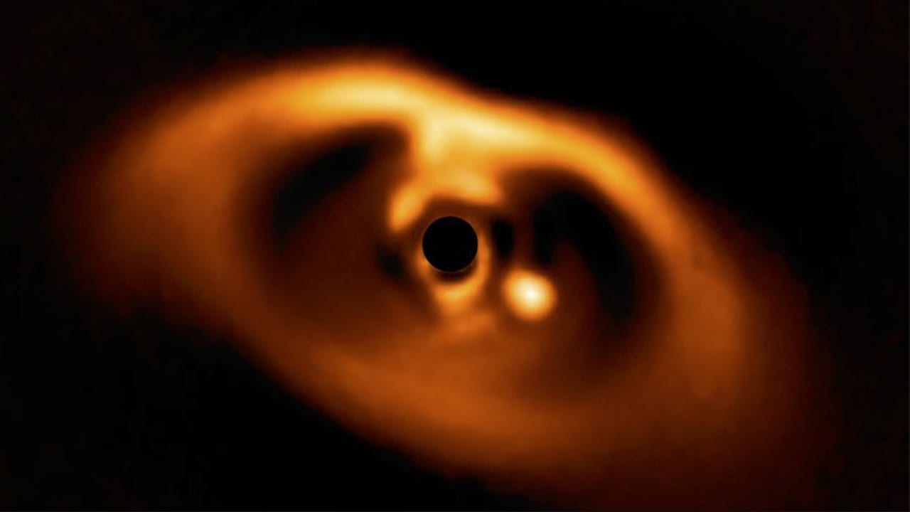 شاهد.. الكاميرا توثق أول كوكب حديث الولادة في المجرة