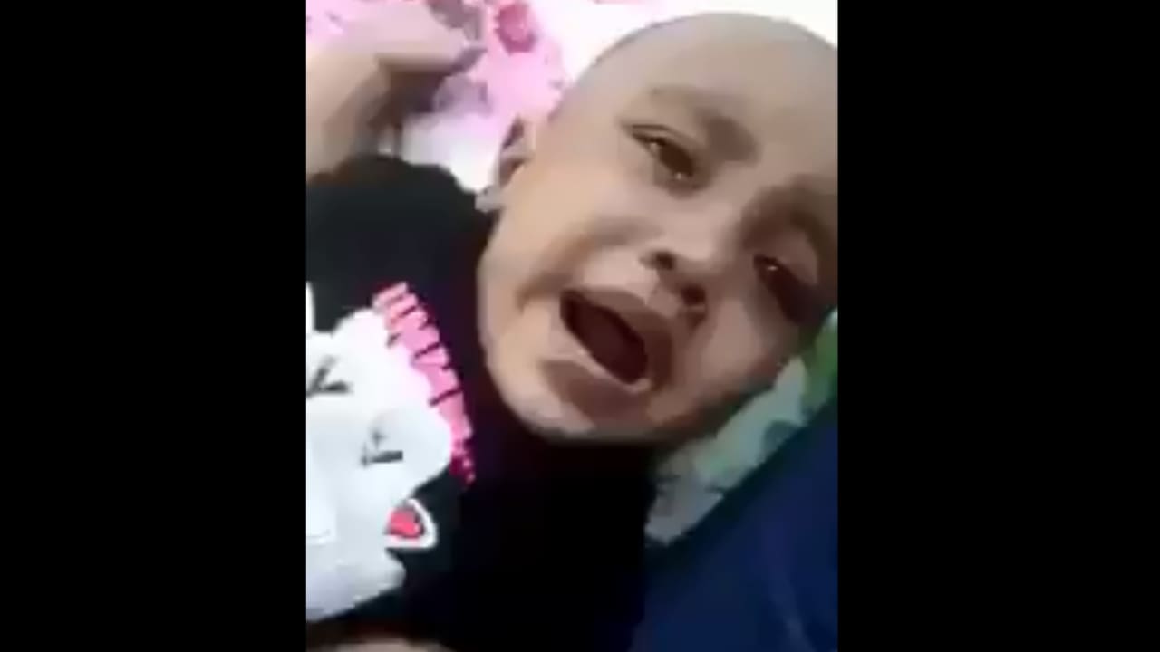 فيديو مروّع لسيدة تعذب طفلة يثير غضب السعوديين