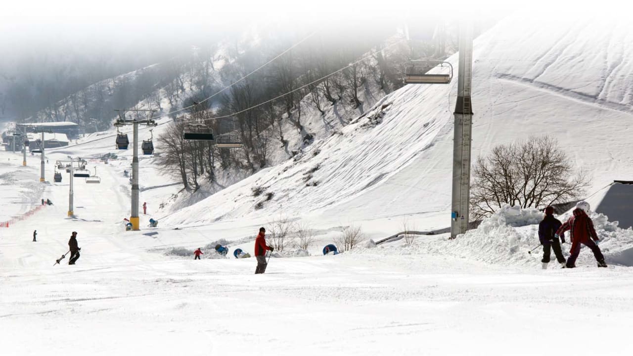 اختبر روعة التزلج في منتجع جبل توفنداغ في أذربيجان.