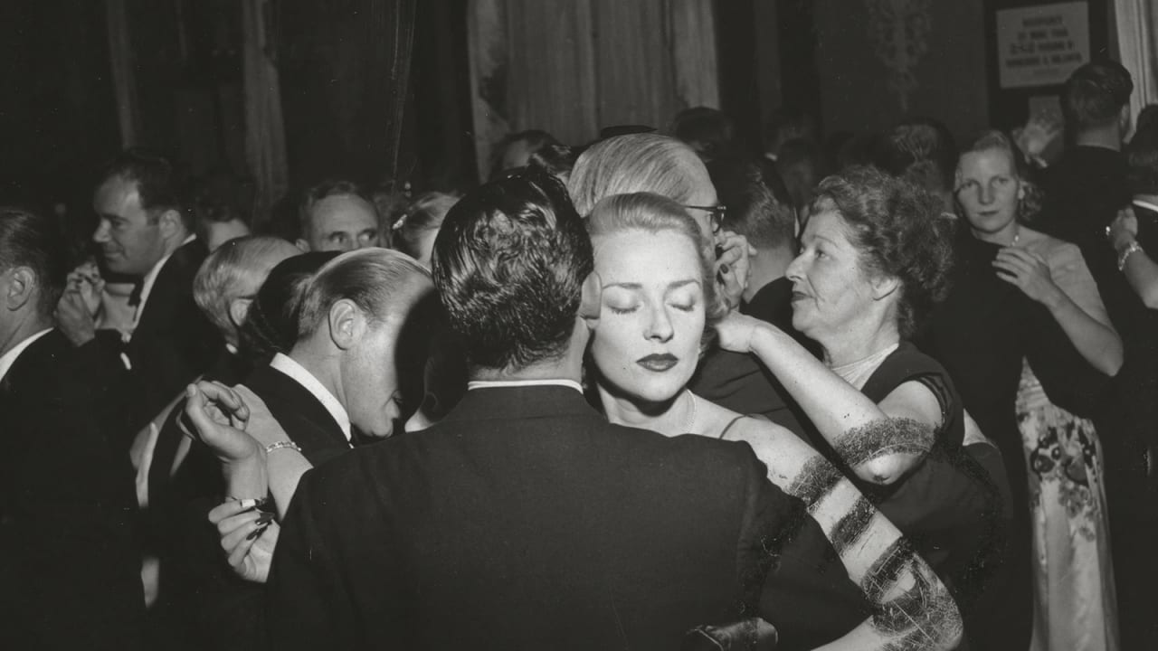 أشخاصٌ يرقصون في حفلةٍ في نيويورك، العام 1949.
