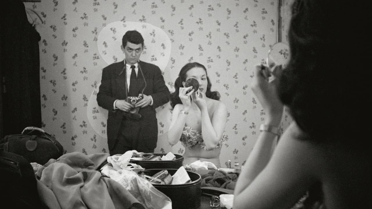 ينعكس كوبريك في المرآة وهو يصور فتاة الاستعراض روزماري وليامز، العام 1949.