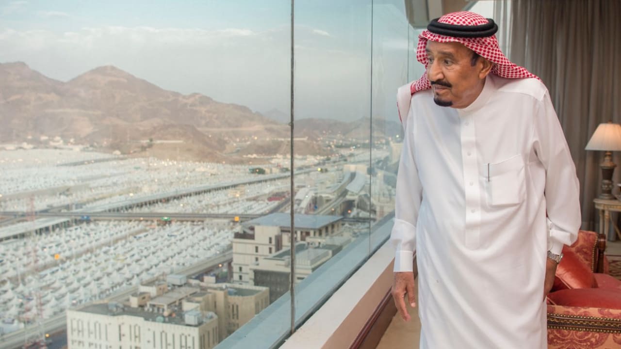 الملك سلمان: خدمة الحجاج واجب على العسكريين السعوديين