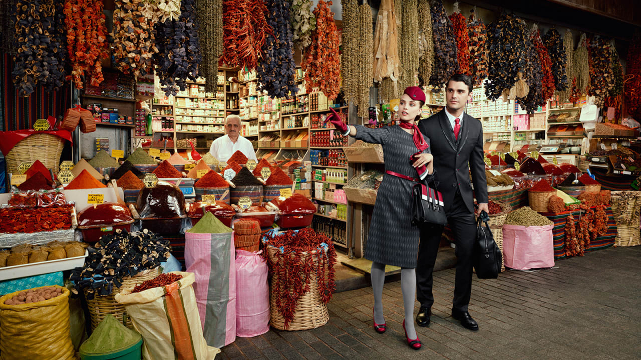 التقط المصور الفوتوغرافي البريطاني مايلز ألدريج صور الأزياء الجديدة في مواقع أيقونية في إسطنبول.