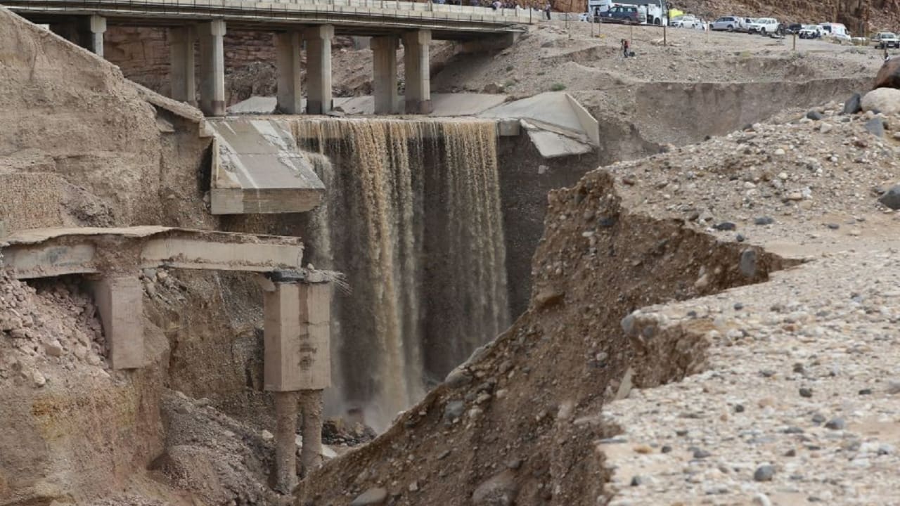 الرزاز يتوعد "المقصرين": الحكومة تتحمل المسؤولية في فاجعة البحر الميت