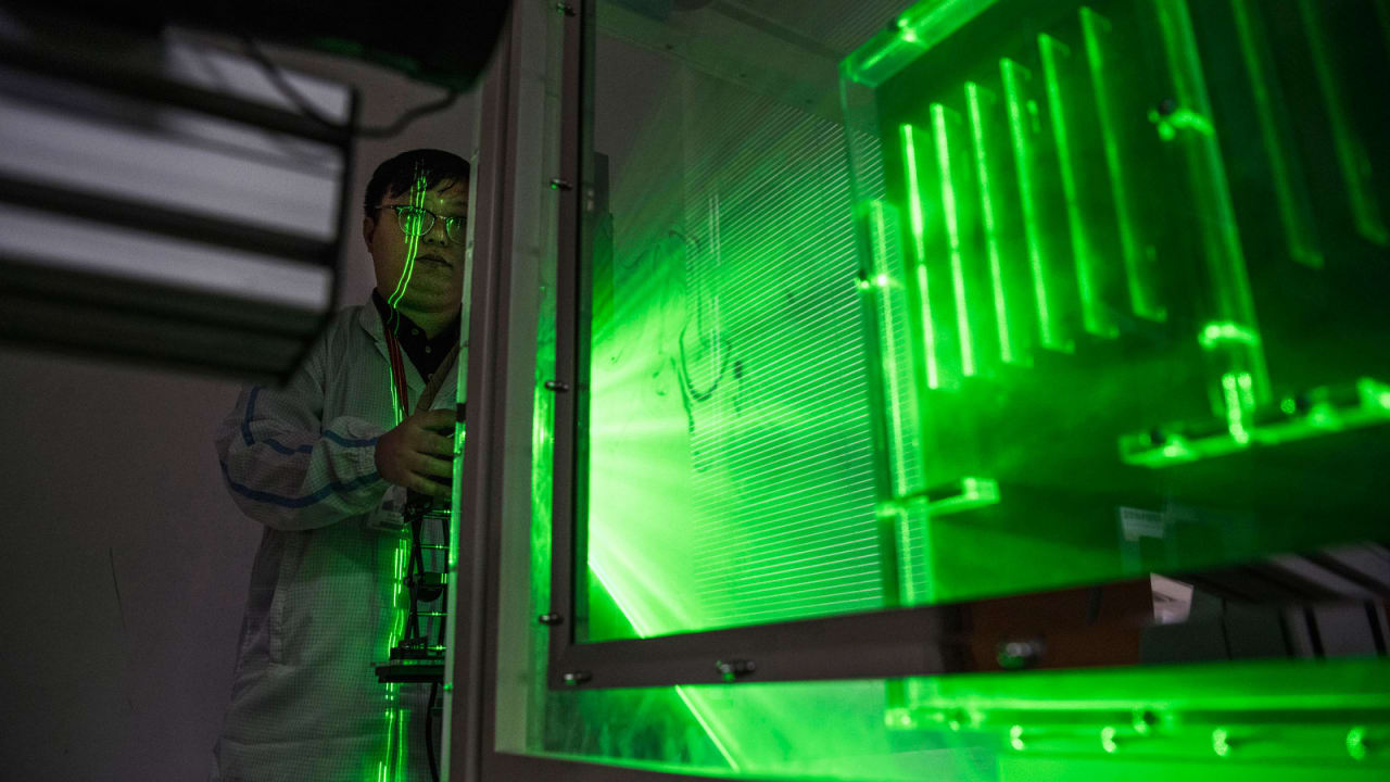 مهندس حراري يجري اختبار حرارة في منطقة البحث والتطوير في منشأة هواوي في شنتشن.