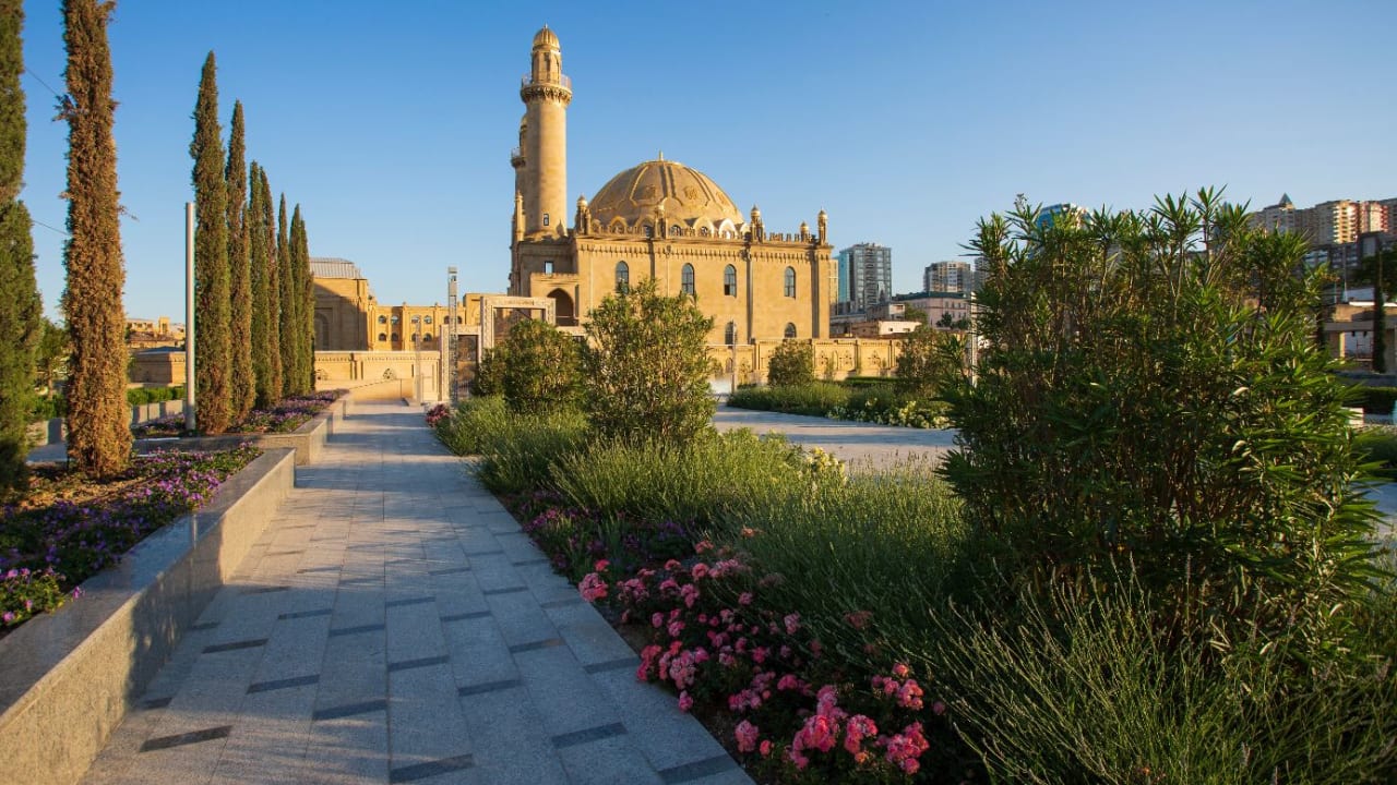 استُخدم كسينما في الماضي.. ما قصة مسجد "طازه بير" بأذربيجان؟