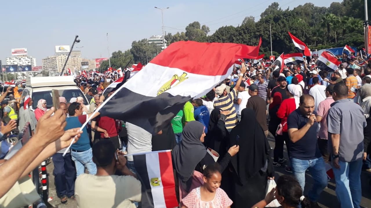 آلاف المصريين يحتشدون أمام المنصة تأييدا للسيسي 