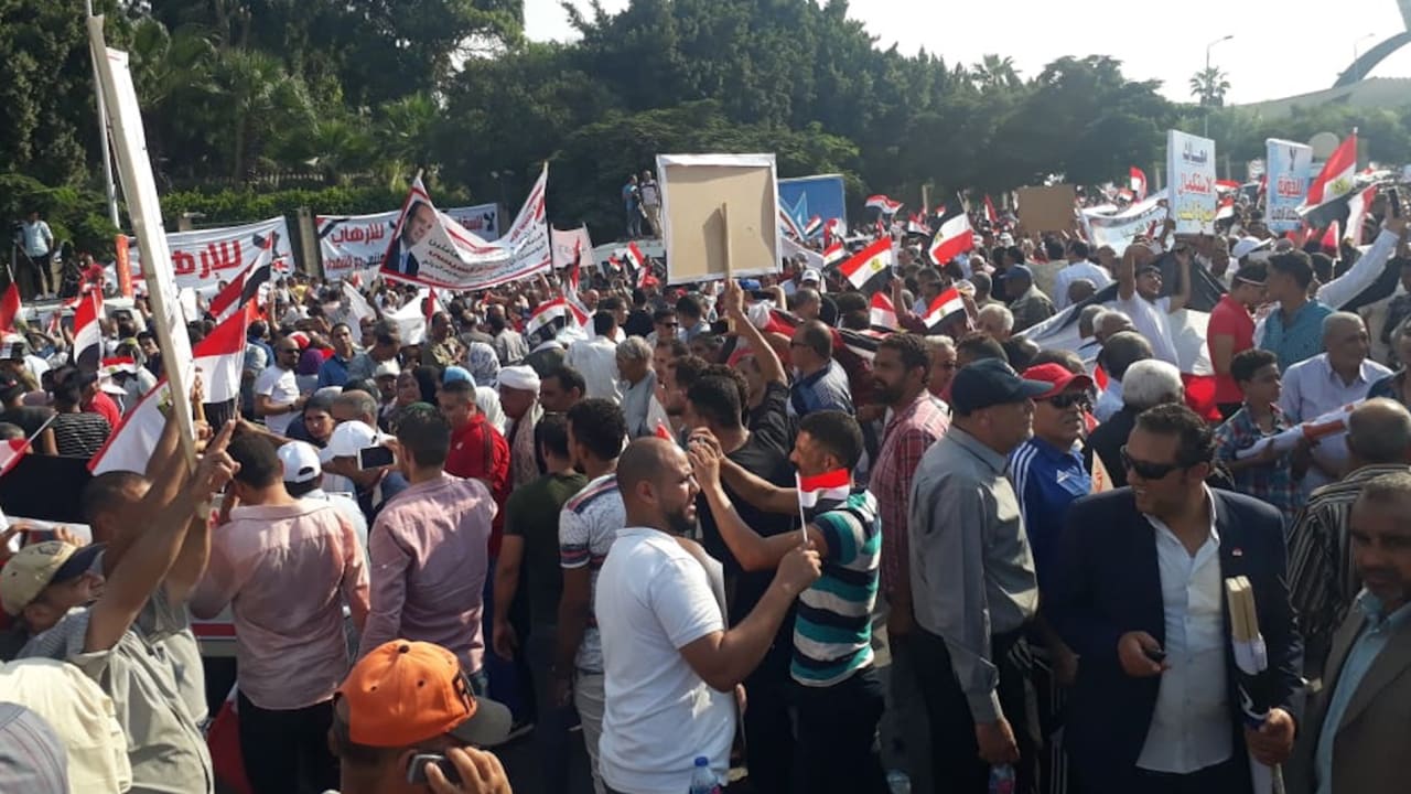 آلاف المصريين يحتشدون أمام المنصة تأييدا للسيسي 