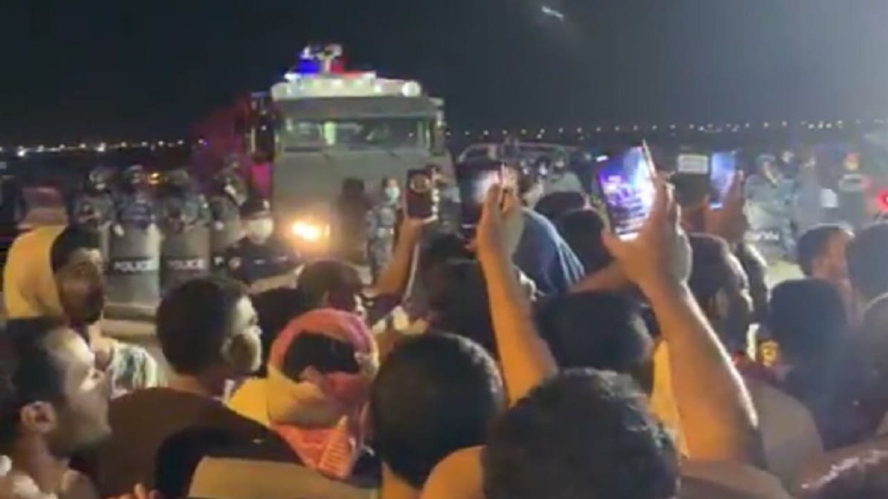 احتجاج في معسكر إيواء للعمالة الوافدة بالكويت.. ومصريون: "قاعدين لحد ما ييجي السفير"