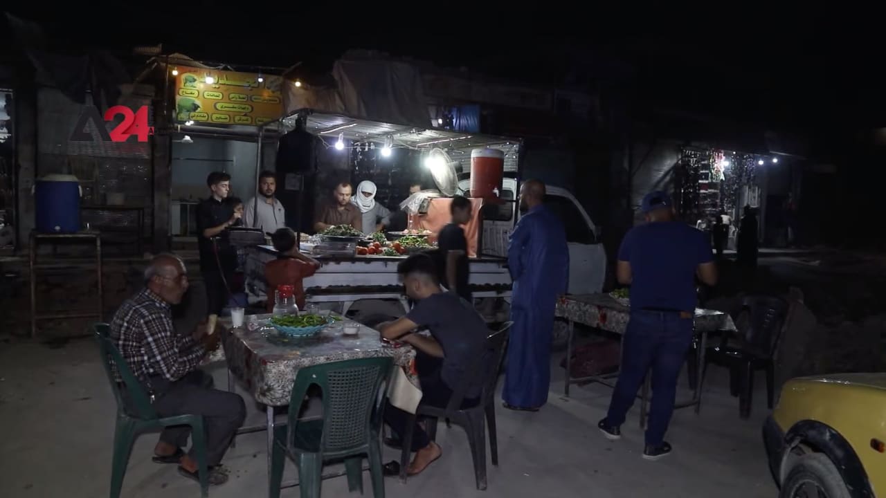 شاهد.. شاب سوري يحوّل سيارته إلى مطعم متنقل في الرقة