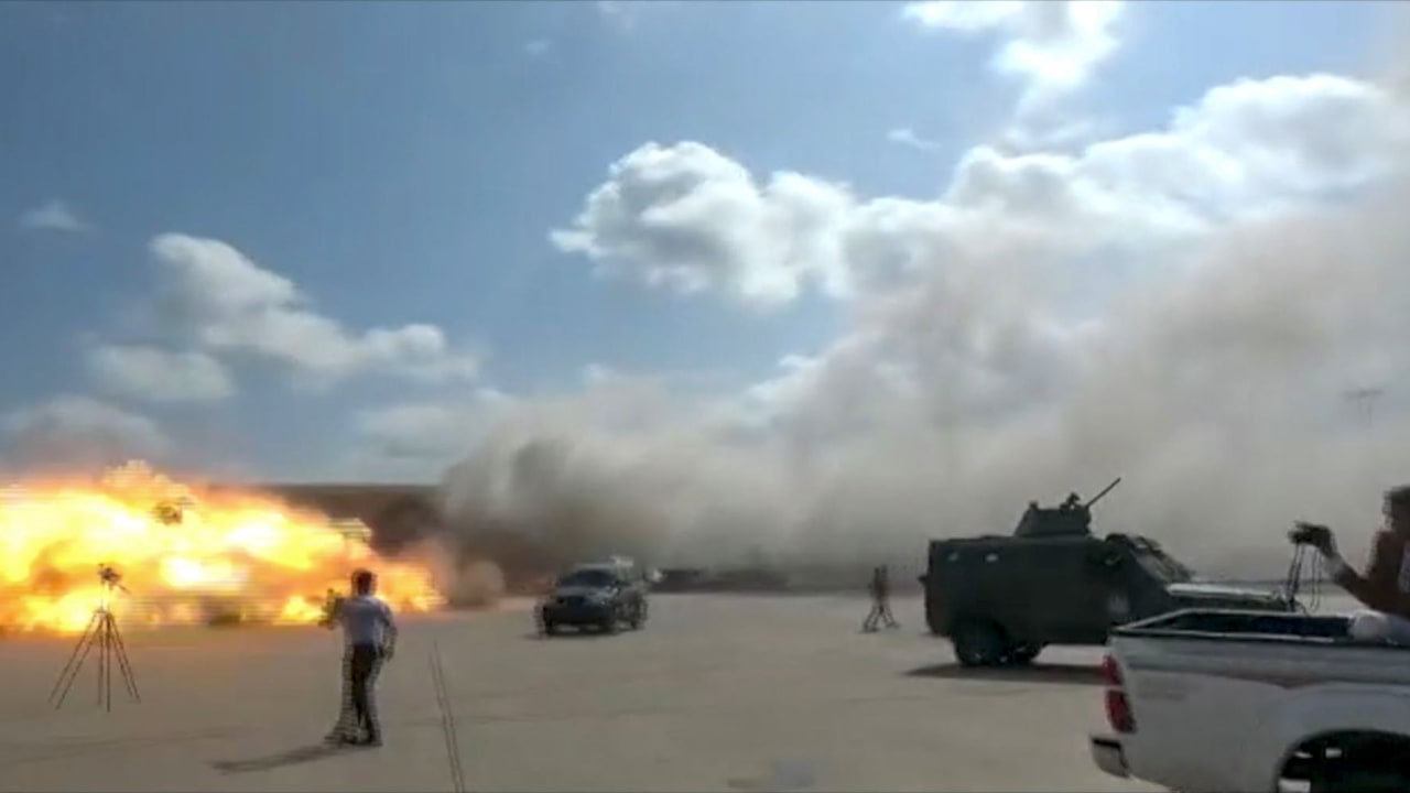 لحظة وقوع الانفجار في مطار عدن