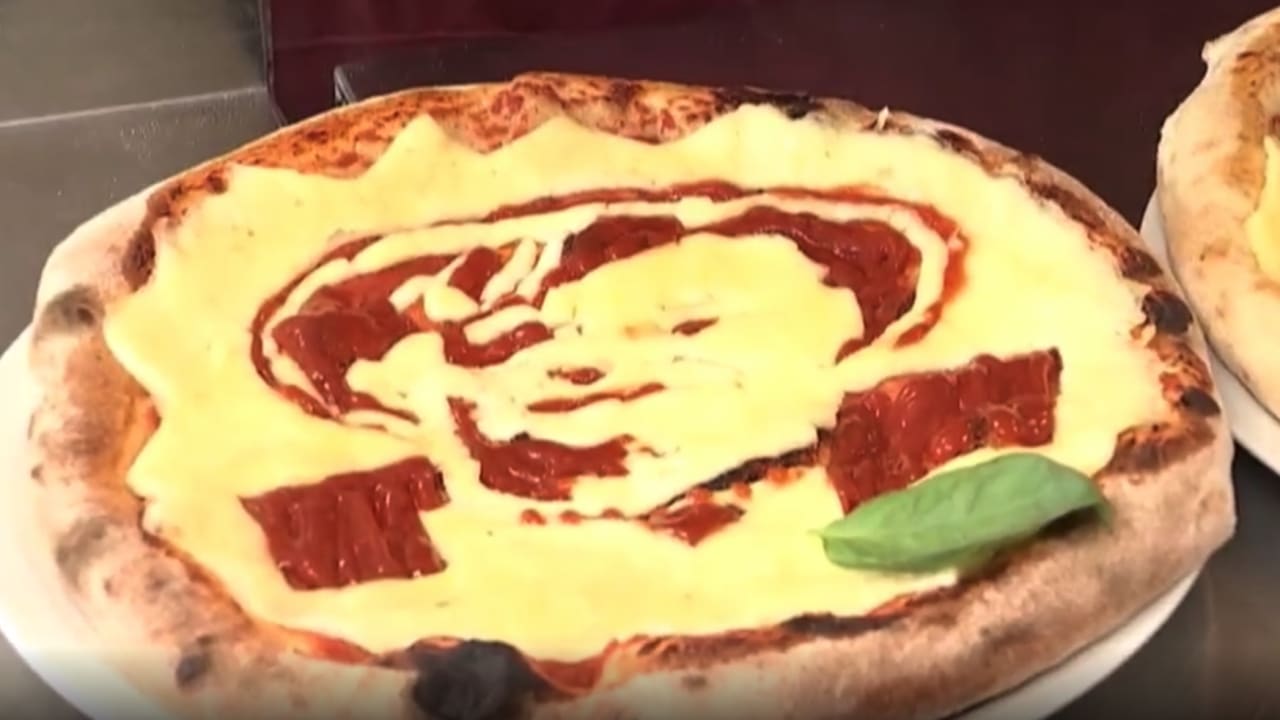 خباز يحضر بيتزا على شكل وجه أنجيلا ميركل ويبيعها بـ 30 يورو