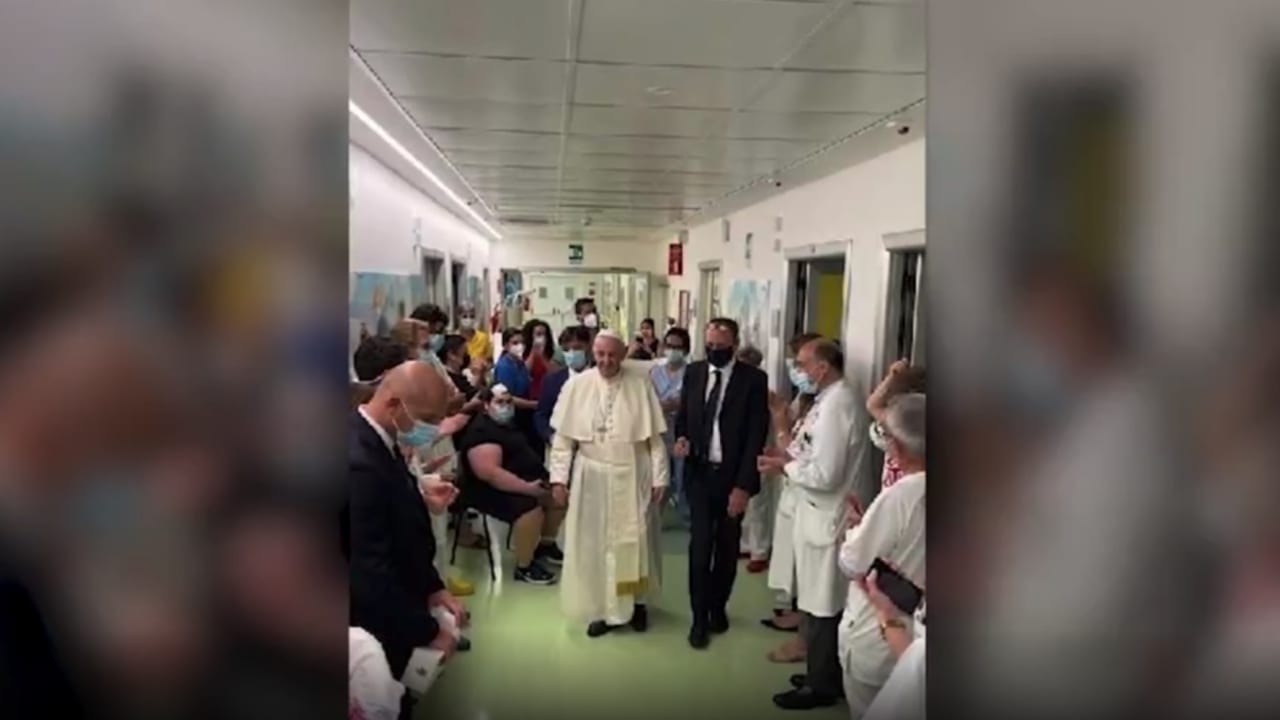 شاهد.. لحظة مغادرة البابا فرنسيس المستشفى بعد 10 أيام من خضوعه لجراحة
