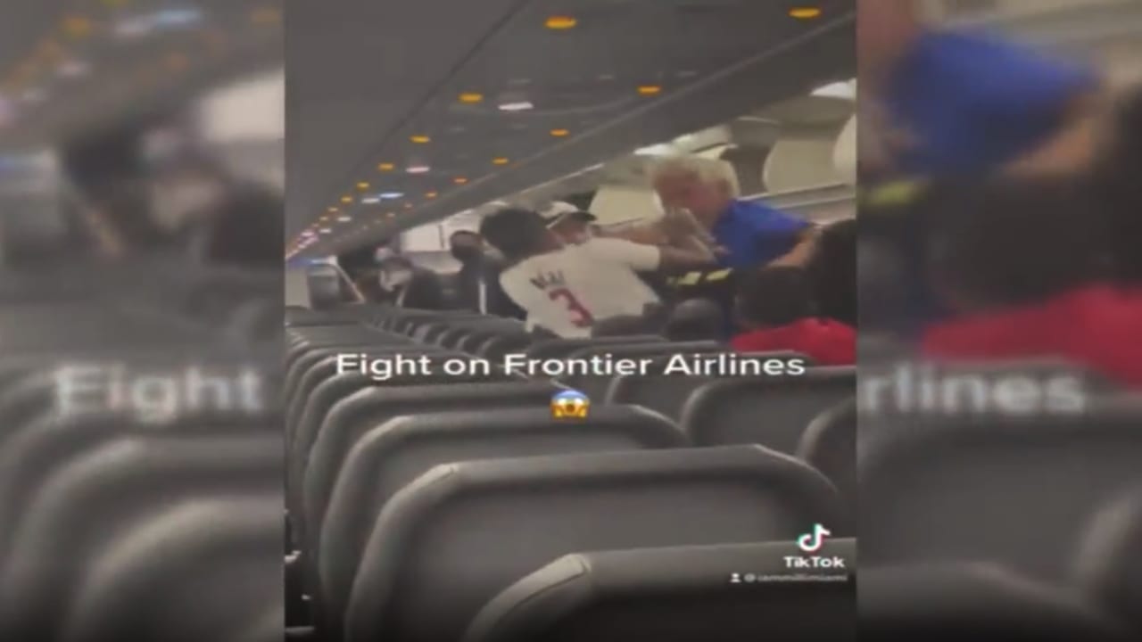 لكمات وصراخ.. شاهد لحظة اندلاع عراك عنيف على متن طائرة ركاب أمريكية