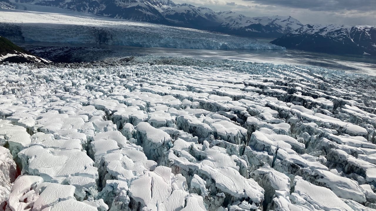 "أشبه بكارثة".. عالم يوثق مشهدا نادرا لنهر جليدي وهو "يمزق نفسه" بألاسكا